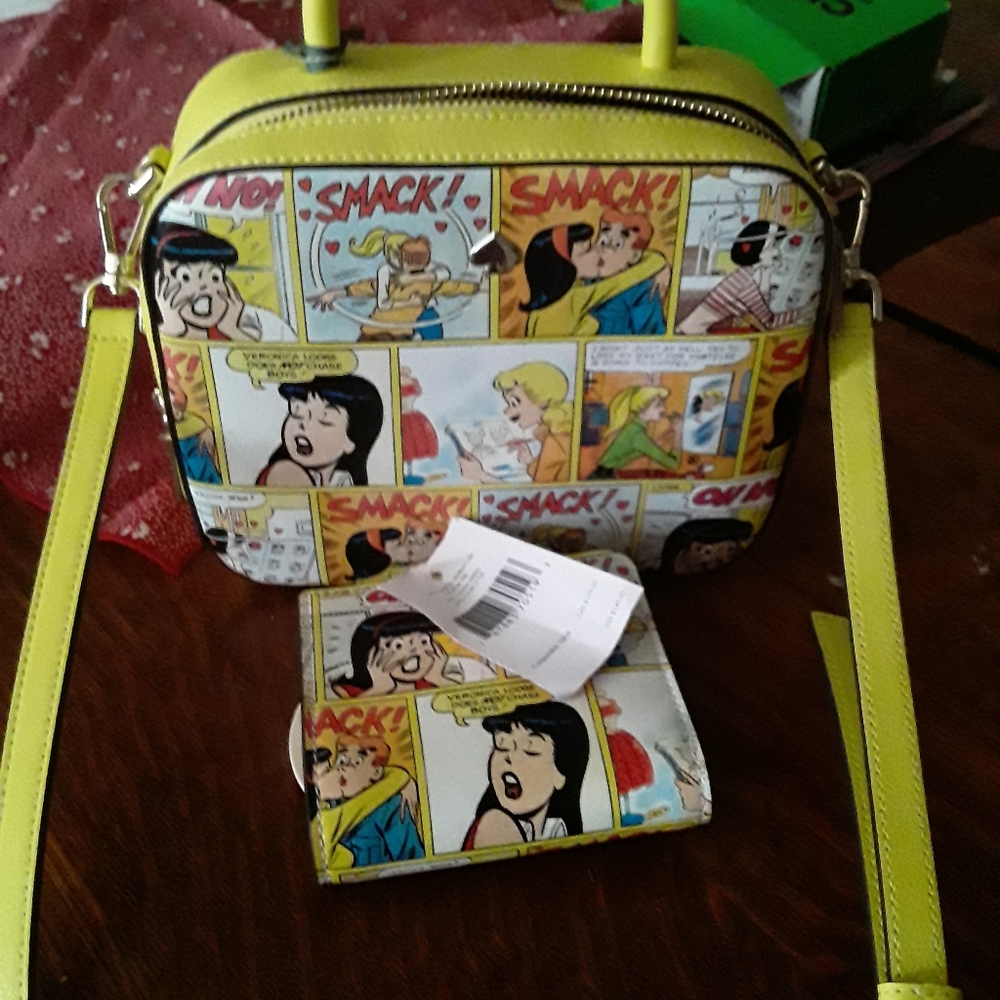 CROSSBODY AND WRISTLET